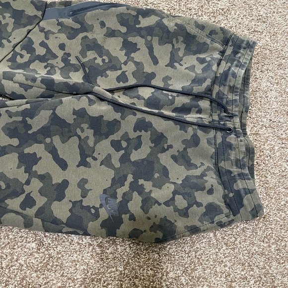 Nike camo tech fleece pants size small, slight peeling - Picture 2 of 6
